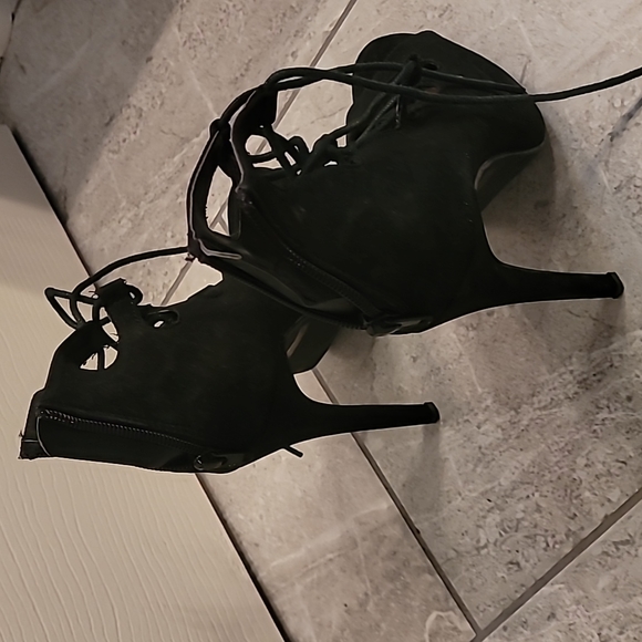 Heels - Picture 3 of 4